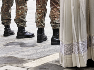 Lo scandalo dei cappellani militari coperti d'oro: “c’è chi regala lauree in cambio di sesso" 