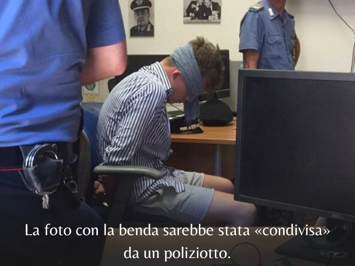 La foto con la benda sarebbe stata «condivisa» da un poliziotto.