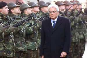 Le dimissioni di Conte ora sono nelle mani del Capo dello Stato Sergio Mattarella, Comandante Supremo delle Forze Armate che, già nelle prossime ore, coi Consiglieri militari, valuterà i possibili nomi per Palazzo Baracchini in caso di una formazione pro tempore.