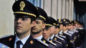 Pronto un “Esercito” di nuovi dirigenti. Roma, 24 mar – Inutile girarci attorno, a quanto pare è in atto una sorta di “guerra” sotterranea tra il Dipartimento della Funzione Pubblica ed i vertici della Difesa e della Polizia di Stato. Il motivo? I dirigenti.